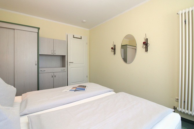 Ferienwohnung in Kühlungsborn - Appartementanlage Ostseeblick Fewo Rügen 12 - das geräumige Schlafzimmer