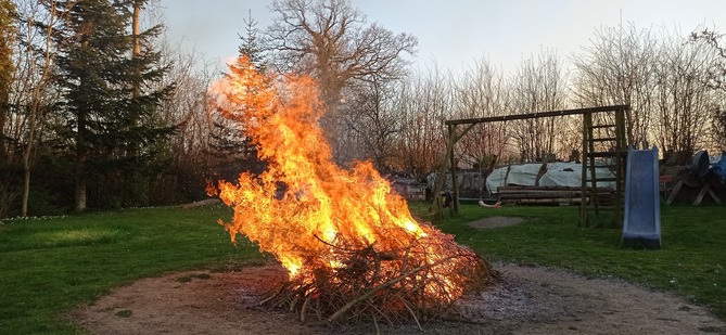 Ferienwohnung in Schönwalde - Hügelkate in Vogelsang - Unser Osterfeuer