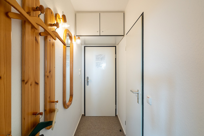 Ferienwohnung in Dahme - Haus Berolina, App. 228 Kurts - Flur, Eingang, rechts geht es in das Badezimmer