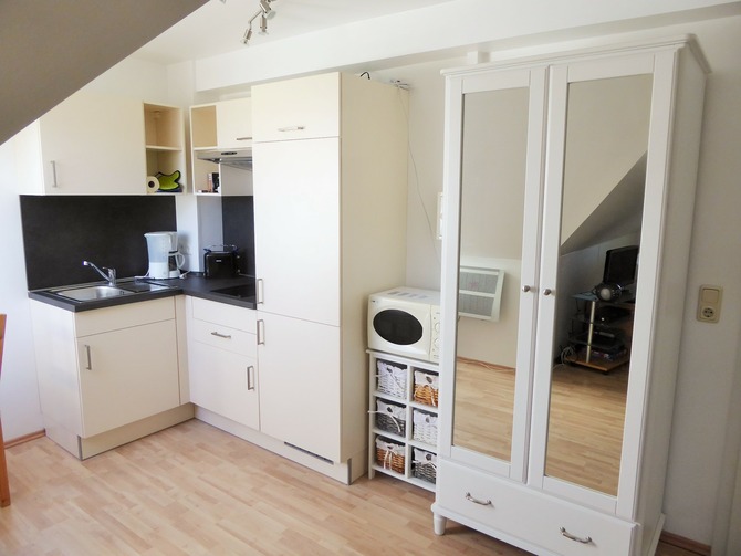 Ferienwohnung in Gollwitz - Spatzennest - K&uuml;chenzeile und Kleiderschrank